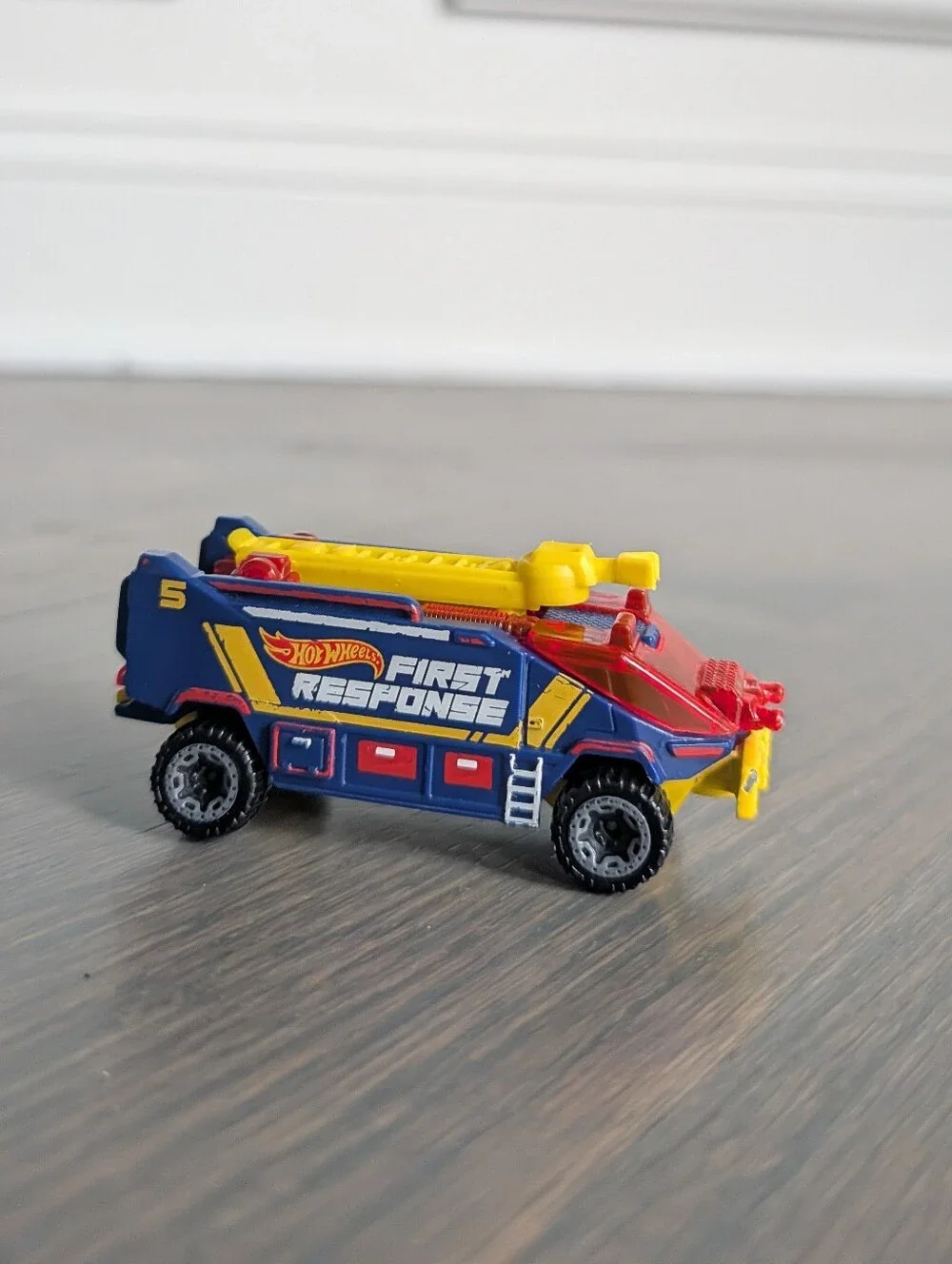 Hot Wheels Runway Res-Q First Response Truck Blue Yellow 2018